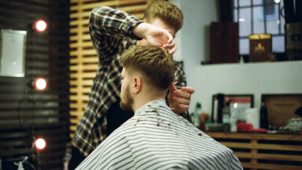 髪を切る男性